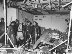Нацистские главари осматривают место взрыва в 