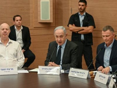 Премьер-министр Биньямин Нетаньяху (в центре) выступает в комитете Кнессета по иностранным делам и обороне, 3 июня 2024 г. Фото: Maayan Toaf / GPO